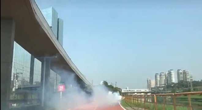 Caminhões pulverizam o famoso "fumacê" contra os mosquitos