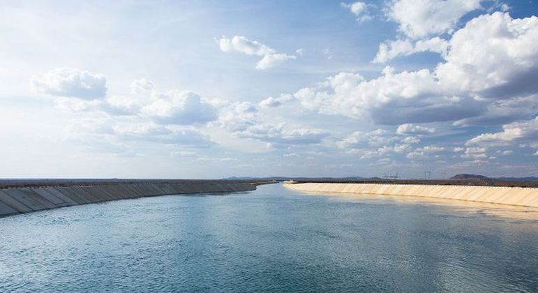 Canal de transposição de água em trecho do Rio São Francisco