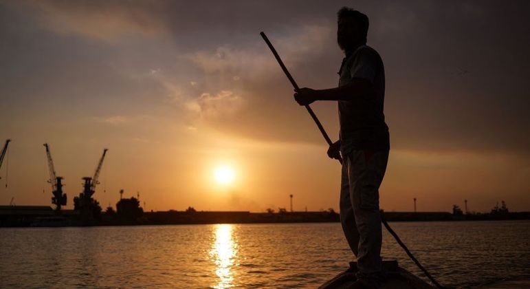 Pescador navega nas  águas do rio Tigre