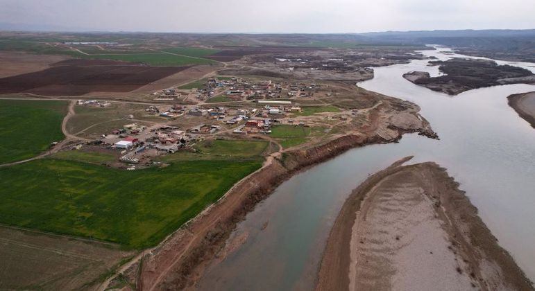 Imagem aérea do Tigre, rio do Iraque que sofre com as altas temperaturas locais
