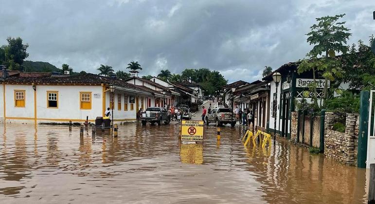 Rio transborda e alaga ruas em Pirenópolis (GO)
