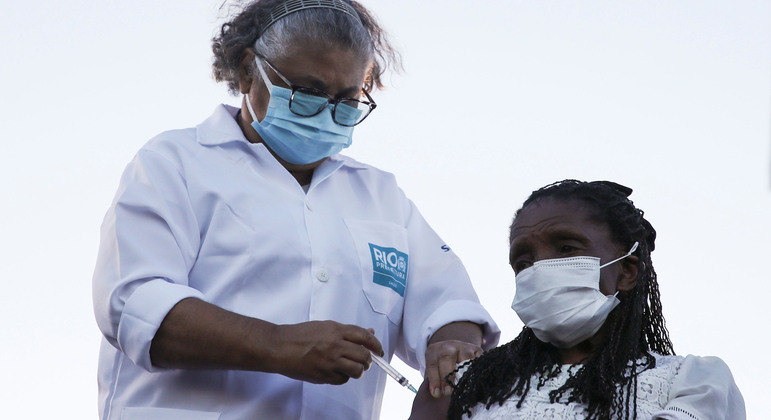 Idosa Terezinha da Conceição recebe vacina no Rio de Janeiro