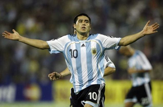 Riquelme - Um dos maiores nomes da história do futebol sul-americano, Riquelme era visto como como um dos melhores meias no início do século. Contribuiu para a medalha de ouro inédita em 2008, mas não conseguiu levar a Argentina ao título mundial em sua passagem pela seleção.