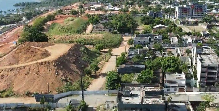 Famílias precisaram deixar a região do bairro de Mutange, em Maceió (AL), por causa do risco de uma mina da Braskem colapsar e o solo ceder. Os primeiros danos ocorreram em fevereiro de 2018 e atingiram parte das ruas do bairro. Na ocasião, mais de 55 mil pessoas precisaram deixar as suas casas