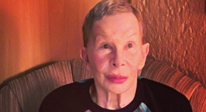 Nova foto de Rita Lee foi revelada pelo marido da cantora e encantou internautas 