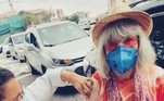 Rita Lee, de 73 anos, recebeu a primeira dose da vacina contra a covid-19, no dia 19 de março, em São Paulo. O momento em que a cantora veterana recebe o imunizante foi compartilhado por meio das redes sociais. 'Xô, Corona', postou Rita, no Instagram