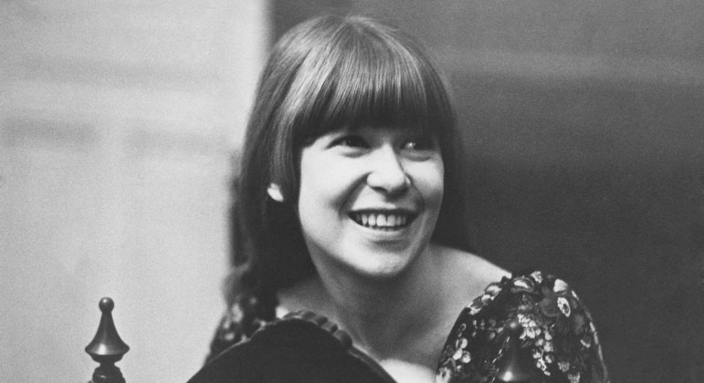 Rita Lee nasceu no dia 31 de dezembro de 1947, em São Paulo. A artista navegou entre diversos ritmos musicais, lançou 17 álbuns de estúdio, 7 com a banda Os Mutantes e ganhou duas vezes o Grammy Latino, sendo que o mais recente foi em 2022, quando foi homenageada com o Prêmio Excelência Musical da Academia Latina de Gravação, pelo conjunto de toda a obra
