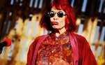 Rita Lee está atualmente com 74 anos e deve se lembrar do dia em que sofreu queda de pressão seguida por tontura durante um show. Ela logo foi atendida pelo centro médico.