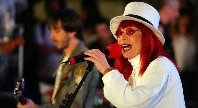 Rita, com seu filho Beto Lee, ao fundo, num show na Avenida Paulista, em 2006