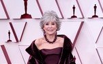 Rita Moreno, famosa por filmes musicais como Cantando na Chuva e Amor e Sublime Amor, apareceu majestosa em um conjunto de cor marsala E mais: Veja as famosas que vestiram vermelho no Oscar 2021 