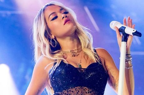 Rita Ora se desculpa com seguidores após dar festa
