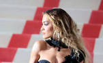 Rita OraA cantora, compositora e atriz Rita Ora estava deslumbrante com um vestido transparente. O que deu um ar bizarro ao look foi a utilização de correntes na decoração das unhas