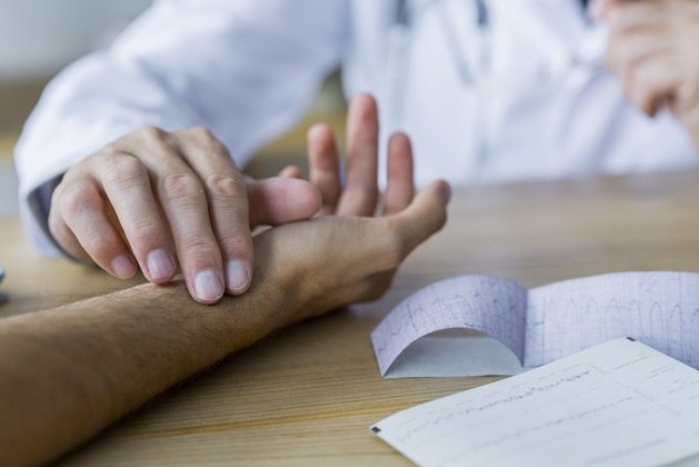 Se a deficiência se tornar algo prolongado, é possível que haja o surgimento de outros problemas, como dormência, formigamento, contrações musculares e cãibras, convulsões, ritmos cardíacos anormais e espasmos coronários 