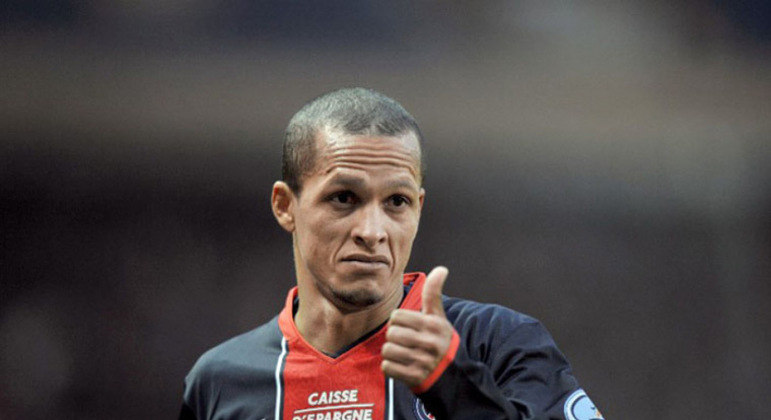 Rival de Vampeta nas provocações, o meia Souza, ídolo do São Paulo, foi outro que não deixou saudades no PSG. Jogou 17 partidas pelo clube entre janeiro e julho de 2008