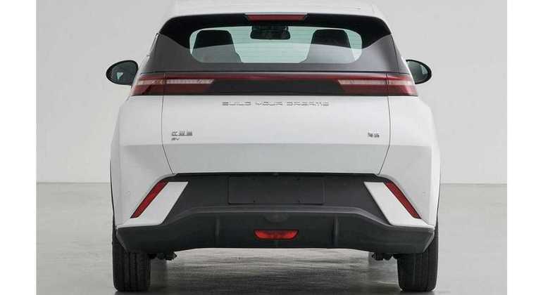 Traseira é elevada e tem um elemento em preto na coluna "C", que lembra o Chevrolet Bolt