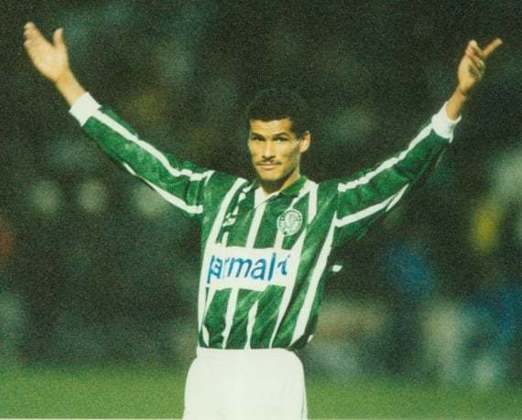 Rivaldo era atleta do Corinthians, emprestado pelo Mogi Mirim, após o término do vínculo, o Palmeiras contratou ele. 