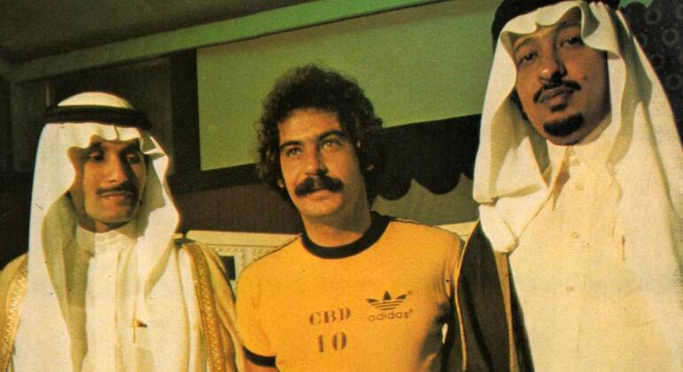 1. Rivellino O ídolo do Corinthians e do Fluminense chegou a Riad aos 33 anos, em 1979. Além de ter sido o primeiro brasileiro do Al-Hilal, ele conseguiu deixar uma marca no clube: ganhou dois Campeonatos Sauditas e uma Copa do Rei. Foram 23 gols em 50 jogos. Após três anos, em 1981, se despediu do futebol no clube árabe. Até hoje, ele é um dos maiores jogadores da história do Al-Hilal