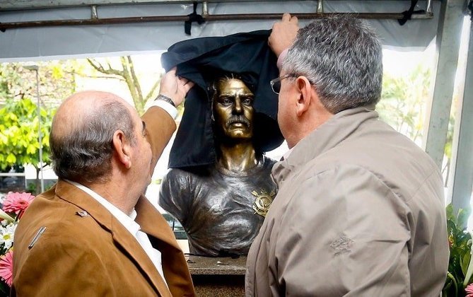 Rivellino - Defendeu o Corinthians entre 1965 e 1974, atuou em 474 jogos (10º na história) e marcou 144 gols. Busto inaugurado em 2014.
