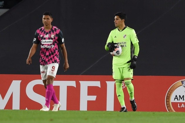 Rolê aleatório? Ronaldinho joga ping-pong com Sheiks e ganha