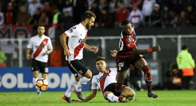 Vinícius Júnior foi muito bem marcado no empate entre River Plate e Flamengo