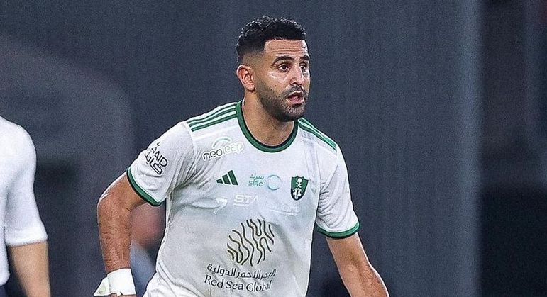 Craque do Manchester City, a decisão de Mahrez de trocar o clube inglês pelo Al-Ahli custou a ele 2 milhões de euros (R$ 10,5 milhões). Atualmente, ele tem valor de mercado de 18 milhões de euros (R$ 94,8 milhões)
