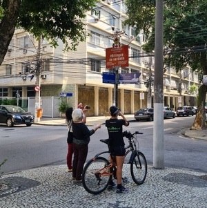 Moradores tiram foto da placa