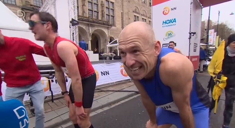 Ainda exausto, o holandês
 deu uma entrevista após completar a maratona