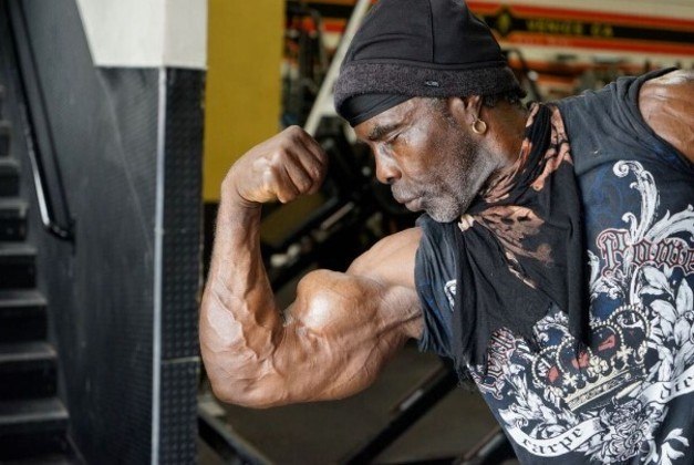 Caso você queira repetir os exercícios feitos por este senhor de 76 anos, prepare-se para levantar bastante peso! Segundo Robbie, em apenas um exercício de perna, conhecido como leg press, ele usa pesos que chegam a 226 kg, e em exercícios para os braços, ele utiliza anilhas de quase 50 kg para fazer os levantamentos