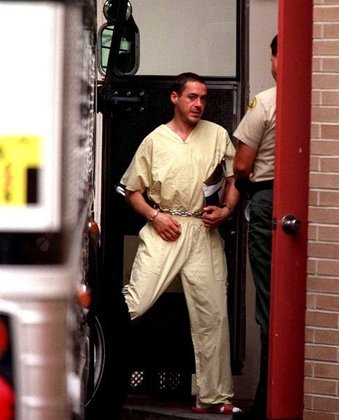 Robert Downey Jr - Foi preso em 1996 ao dirigir em alta velocidade, com heroína, cocaína e revólver.  Depois, invadiu a casa do vizinho e pegou 3 anos de cadeia, em condicional. Internou-se para reabilitação, voltou a ser preso e foi solto.