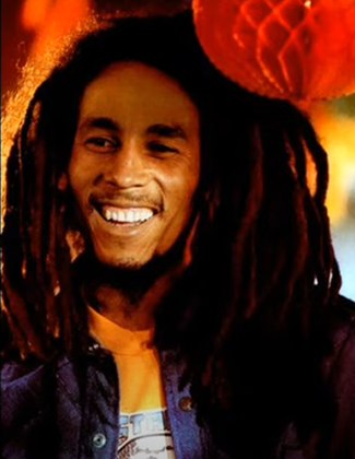 Robert Nesta Marley nasceu em 6/2/1945, filho de pais jamaicanos: Norval, capitão do Exército inglês, branco, e Cedella, jovem pobre e negra, nascida em Nine Mile, a mesma vila onde ela deu à luz Bob. 