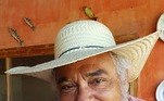 Roberto Bomfim, de 76 anos, foi imunizado contra a covid-19 no dia 18 de março. O ator compartilhou o instante da vacinação no Instagram. 'Viva o SUS. Salve e vacina! Eles passarão, nós passarinho!', brincou o artista, fazendo referência a um poema de Mario Quintana