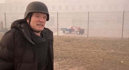 Roberto Cabrini no momento do ataque russo ao depósito de alimentos em Kiev