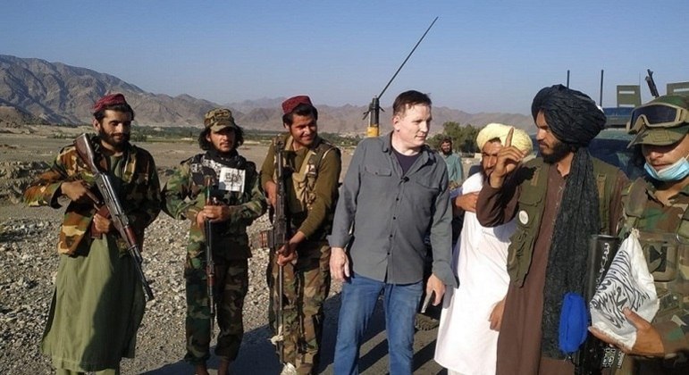 
Cabrini abordado pelo Talibã quando documentava a fome e a penúria em uma vila nômade afegã
