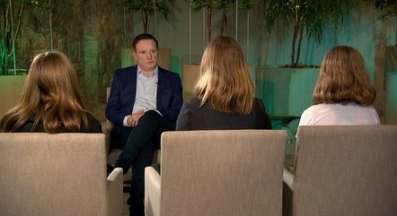 Roberto Cabrini entrevista vítimas do caso 