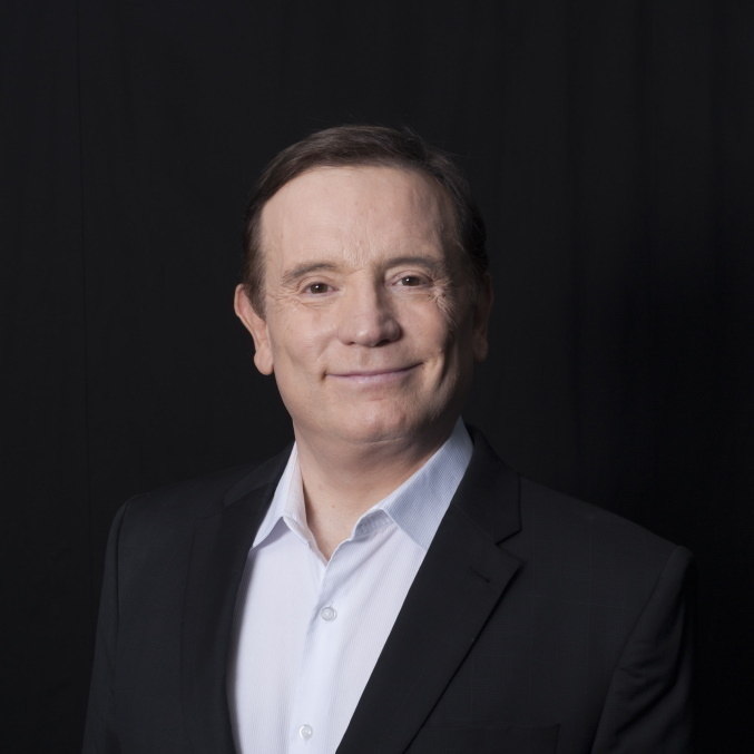 Roberto Cabrini comanda o Câmera Record nas noites de domingo