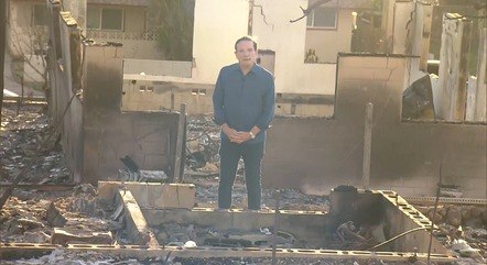 Roberto Cabrini em meio ao cenário de destruição no Havaí