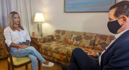 Bianca Rodrigues durante entrevista com Roberto Cabrini