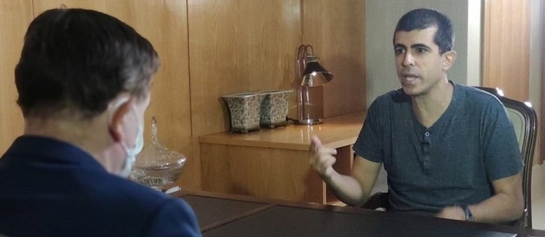 Roberto Cabrini entrevistou Marcius Melhem para o "Domingo Espetacular"