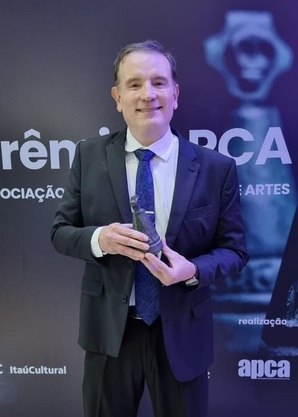 Roberto Cabrini recebe prêmio pelo documentário Missão Kabul