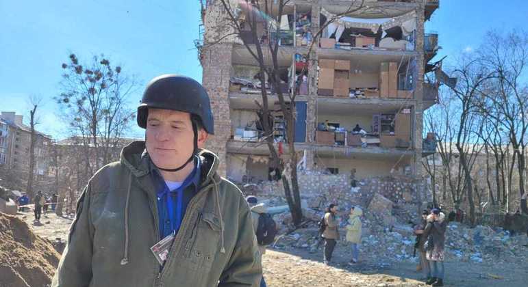 Roberto Cabrini durante a cobertura da guerra na Ucrânia