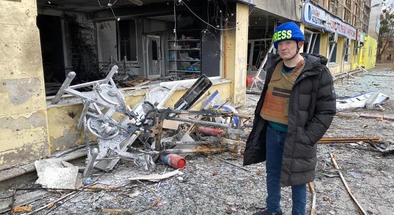 Roberto Cabrini diante de um prédio destruído após bombardeios na Ucrânia
