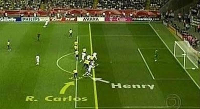 O momento em que Roberto Carlos ajusta o meião e deixa Henry livre para fazer 1 X 0 em 2006