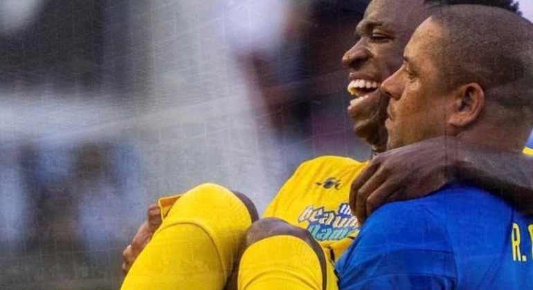 O 'embaixador' do Real Madrid, Roberto Carlos, mostra-se omisso diante do racismo sofrido por Vini Jr.