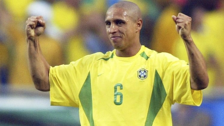 Roberto Carlos: o lateral-esquerdo titular da Seleção Brasileira hoje tem 49 anos e chegou a ser treinador após a aposentadoria.