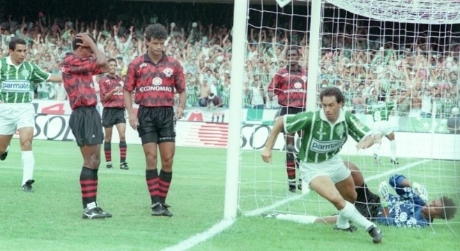 Roberto Cavalo, ao centro, pelo Vitória, contra o Palmeiras em 1993