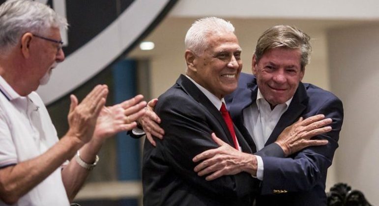 Roberto Dinamite recebe abraço do atual presidente do Vasco, Jorge Salgado