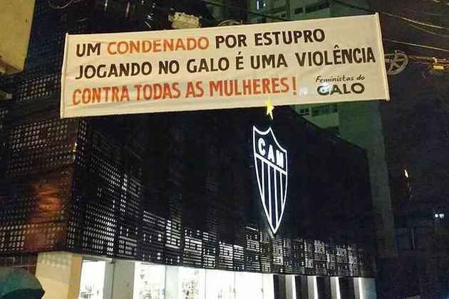 Ainda no Atlético Mineiro já havia a rejeição à Robinho, antes da condenação. Nenhum patrocinador o aceitaria, daí a aposentadoria