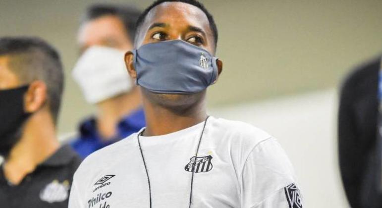 Robinho só usa máscara para tentar não ser reconhecido. Continua em um sítio. Longe do litoral paulista