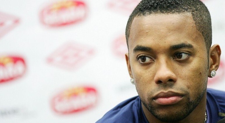 Robinho foi condenado a nove anos de prisão por estupro cometido na Itália

