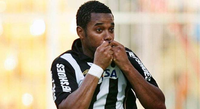 Robinho, de 36 anos, inicia sua quarta passagem pelo Santos